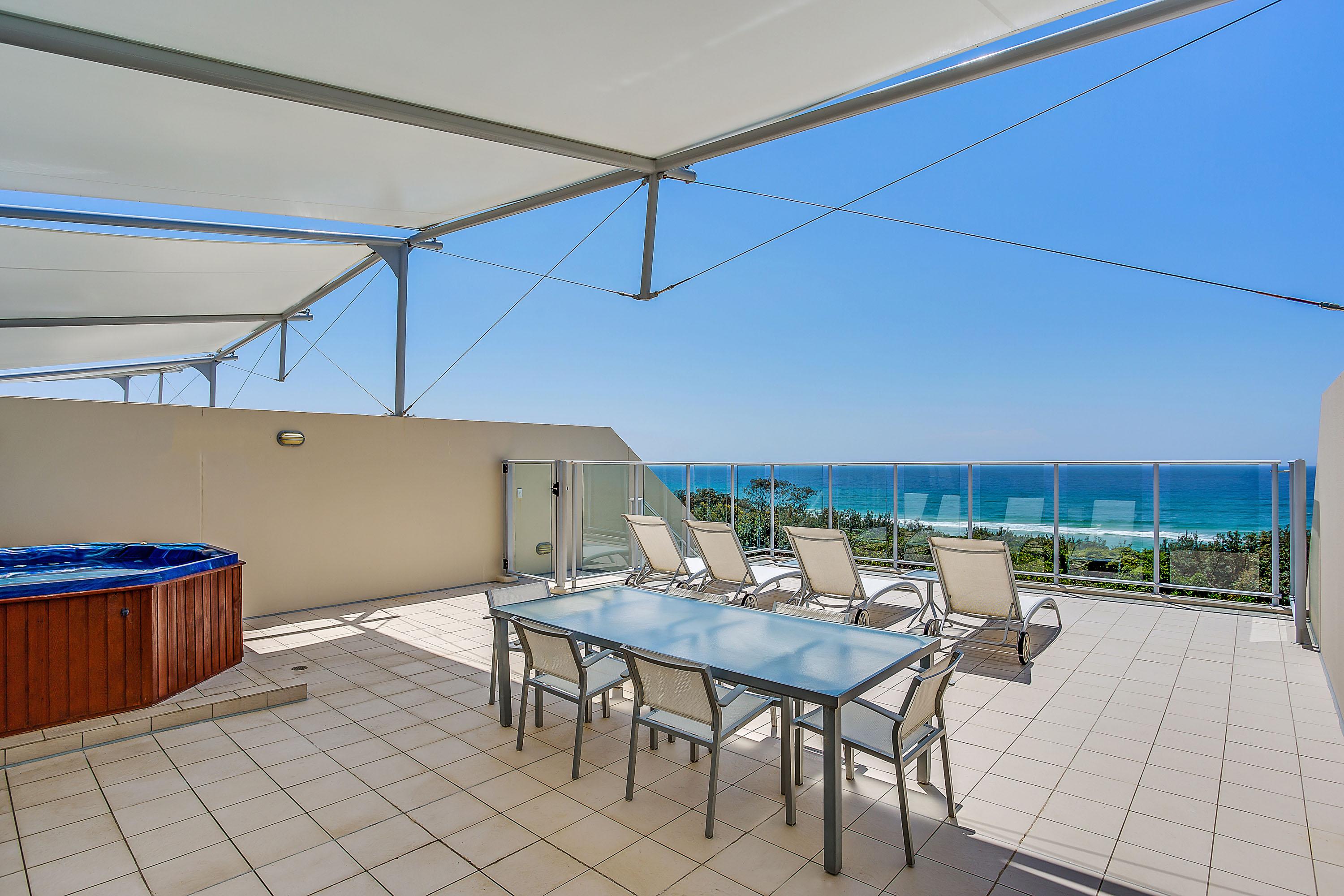 Peppers Salt Resort & Spa Kingscliff Exterior foto Rooftop pool at the Mantra Crown Towers