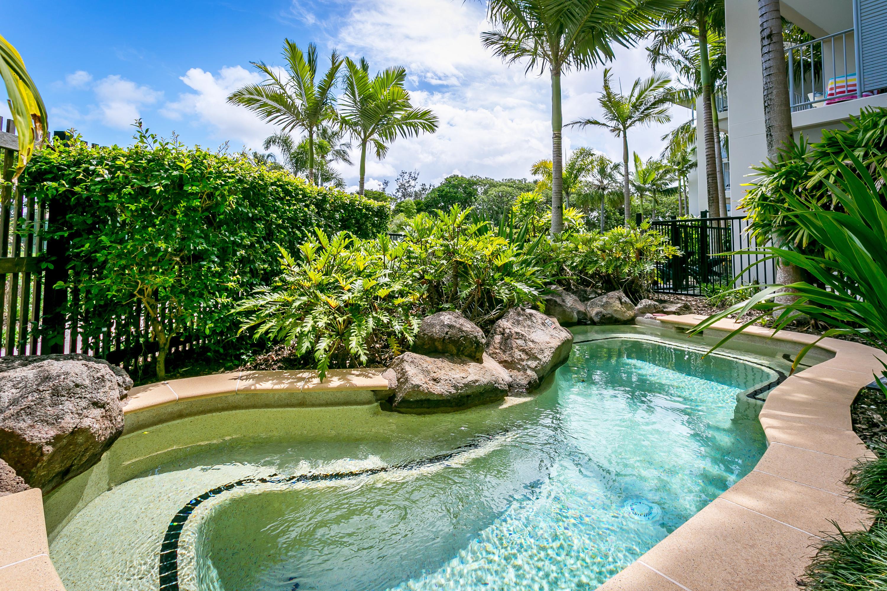 Peppers Salt Resort & Spa Kingscliff Exterior foto A pool in a private home