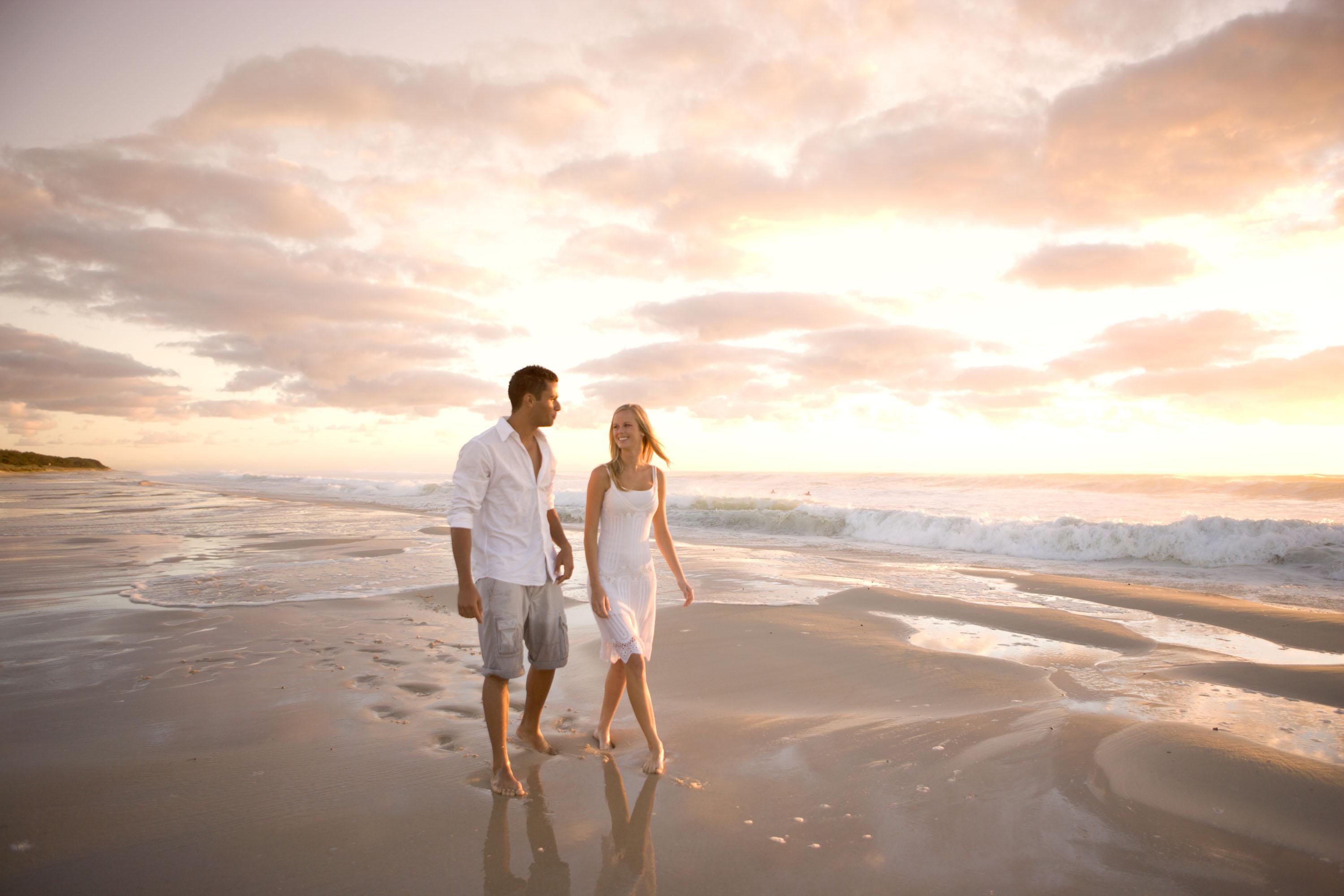 Peppers Salt Resort & Spa Kingscliff Exterior foto A couple walking on a beach